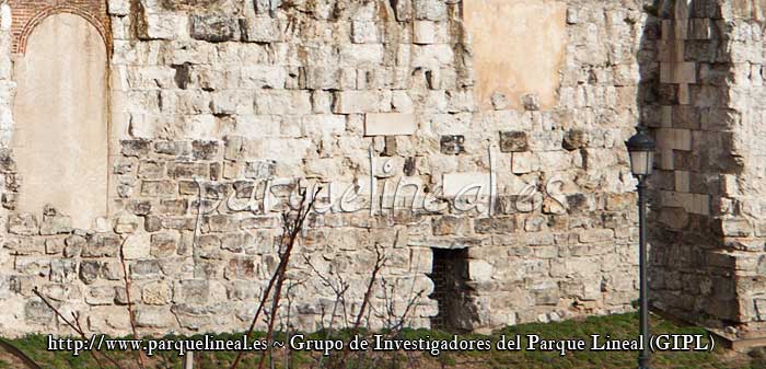 muralla arabe frente a la almudena