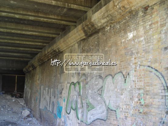 estribo puente del tren de aranjuez sobre el manzanares