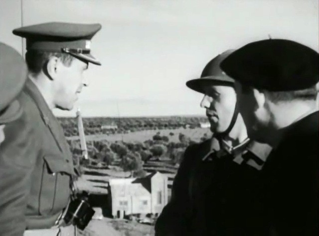 Hans Khale sobre la terraza intermedia de la Casa de la Radio, conversa con el oficial artillero.